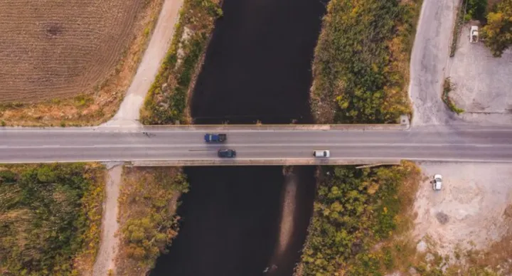 Ve&iacute;culos vistos em uma rodovia
